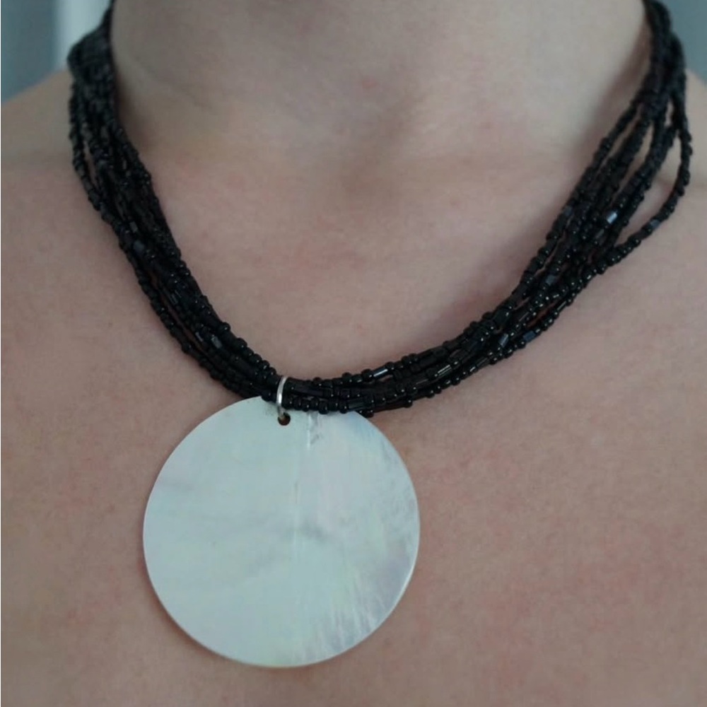 Beachy Black Beaded Necklace With Shell Pendant - Picture 2 of 4